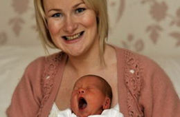 英国患癌女子“奇迹般”产下男婴&nbsp;曾被断定无法生育