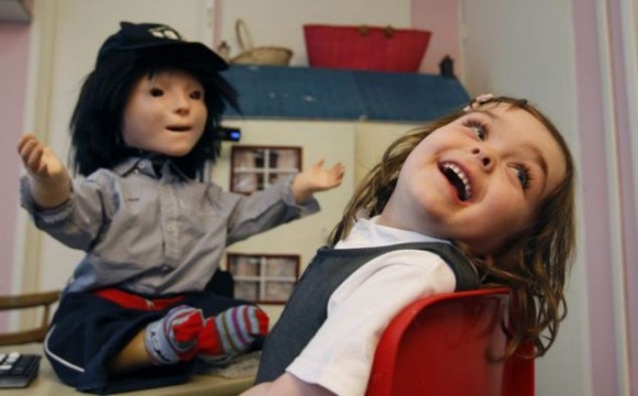 英国机器人Kaspar帮助孤独症儿童康复
