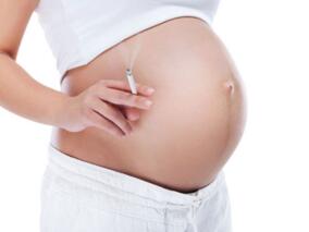 吡非尼酮和尼古丁贴剂替代治疗对妊娠期和妊娠后的戒烟具有影响