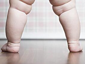 婴儿期感染和抗生素使用是否会增加童年肥胖风险？