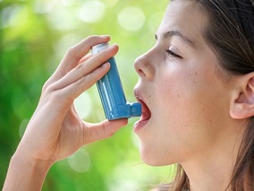 哮喘急性发作临时吸入四倍剂量激素疗效增加？