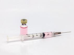 接受化疗、免疫治疗或化学免疫治疗的实体瘤患者 一种新冠疫苗有效且安全