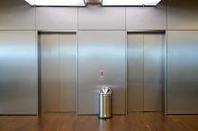酒店保安拒绝120乘电梯救人 开除涉事保安后不能就这样完了
