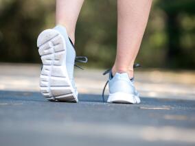 60岁以上女性每天走多少步更护心？最新研究来了