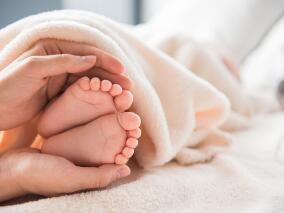 常规医疗保健中给予婴儿阿奇霉素能否有效预防死亡