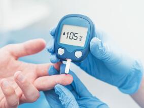 对妊娠期糖尿病患者进行隔日血糖监测，与每日进行血糖监测比较，哪个效果更优？