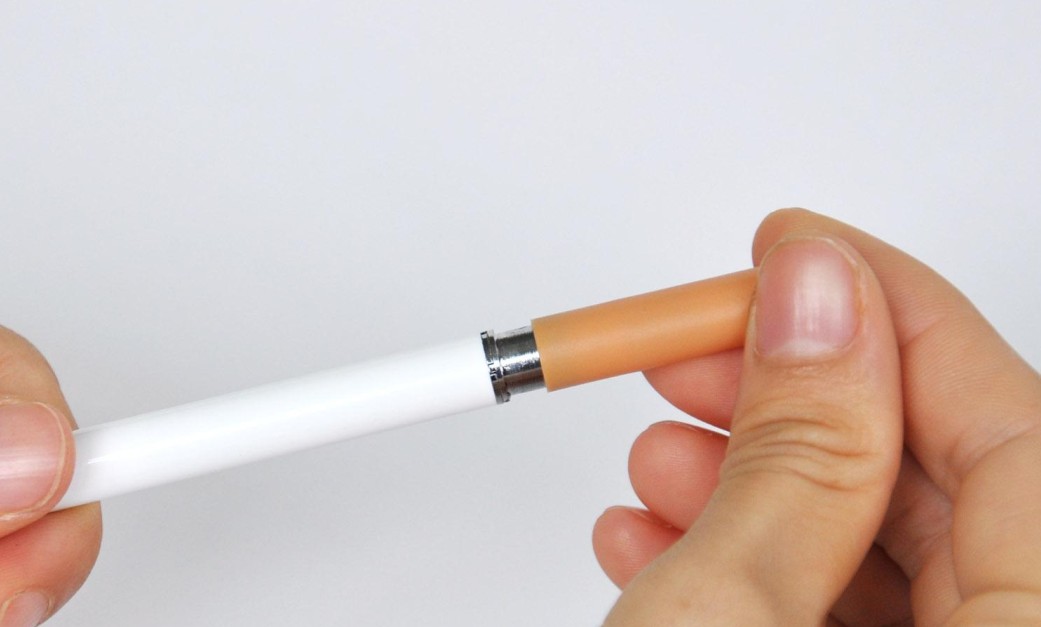 短期使用电子香烟对肺功能有一定的影响（Chest. 2012 Jun;141(6):1400-6. ）