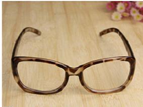 给贫困学生提供免费眼镜能提高学习成绩