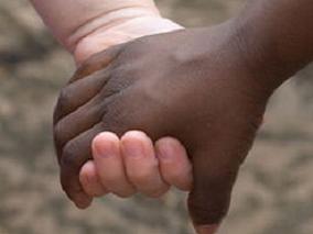 种族在OSA、睡眠持续时间和异常空腹血糖的相关性中有何作用？