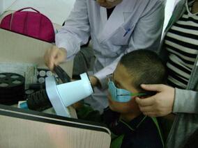 左旋多巴治疗大龄儿童残余弱视是否优于安慰剂或修复治疗？