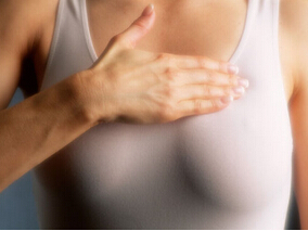 女57岁,左乳癌术后5年余,4周期化疗后5年,胸闷伴持续性后背痛半个月