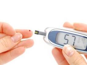 女52岁，发作性饥饿感、心悸、乏力、大汗1个月