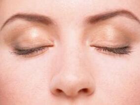 女39岁,左眼睑下垂10年余,右眼睑下垂2年,以重症肌无力治疗6年效果不佳