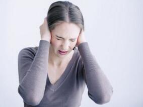 右耳听力渐进性下降伴耳鸣2年余,走路不稳1年,右侧牙痛伴面部麻木