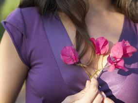 女66岁,2个月前因发现右乳包块10年、1年前自觉肿块变大就诊