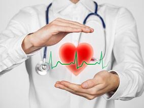 女1岁,体重8.5kg,平时易感冒,喜蹲踞,哭闹,活动后口唇青紫明显