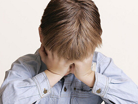 男4岁,间断性腹痛、左下肢疼痛6个月,伴低热1个月