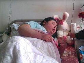 人工流产后伴上腹饱胀感及手足麻木，并出现双下肢水肿，何解？