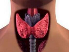 声音嘶哑伴颈前无痛性肿块，甲状腺功能两次正常，最终诊断……