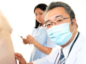 肥胖的危重脓毒血症患者常规哌拉西林剂量有无不足或过量？