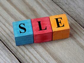 旅游归来面部对称红斑且关节酸痛 日晒刺激所致?