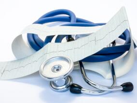 老奶奶总是胸闷喘不上气还越来越重 原来是“室颤风暴”惹的祸