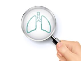 男子咳嗽、发热按照肺炎来治 结果没好反而加重…