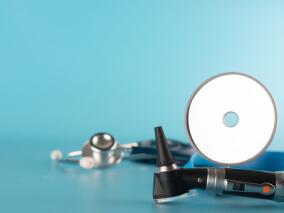 双侧耳后肿胀2年不管不问 结果肿胀明显还出现瘙痒