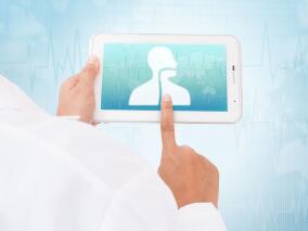 35岁男子右颈部出现鸡蛋大小肿物 会是…