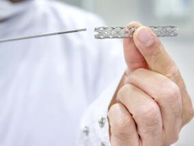 DES-PCI后：短期双重抗血小板后P2Y12抑制剂单药治疗vs长期双重抗血小板治疗