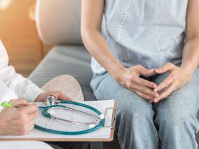 晚期和复发性上皮性卵巢癌：包含贝伐单抗方案可改善PFS