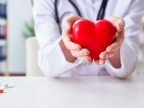 用或不用盐皮质激素受体拮抗剂的HFrEF：达格列净获益相似