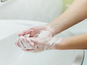 医疗机构中手卫生的实施：WHO手卫生自我评估框架全球调查2019