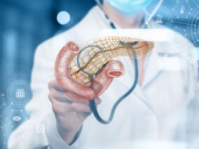 男子皮肤巩膜黄染伴小便发黄 还出现腹痛 为何？