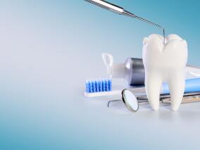 一女子一直横向刷牙致牙齿出现缺口 牙该怎么刷?