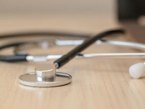 64岁医生为患儿吹氧整整半个小时 患儿无碍医生却晕倒了…