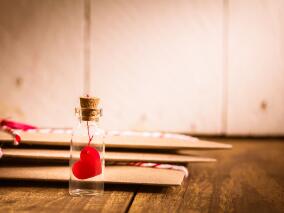 陌生男子额头流血、昏倒在路边 18岁医学生挺身而出…