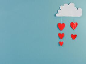 飞机上患者双手捂着肚子疼痛难忍 4名医生出手了