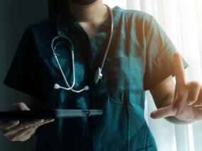 一青年医生成了医学科普领域的“顶流”之一